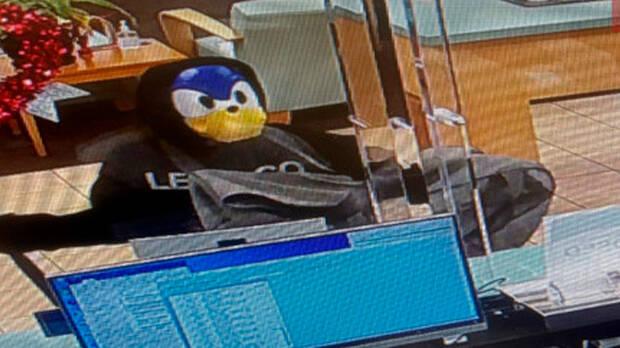 Imagen del atracador de bancos con careta de Sonic.