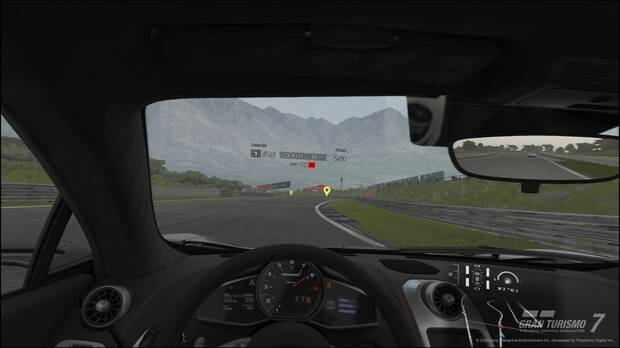 En realidad virtual, los espejos retrovisores tienen un efecto de profundidad muy conseguido que nos ayuda a saber con suma precisi�n la distancia a la que tenemos a nuestros rivales.