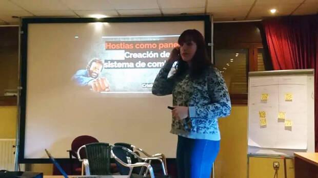 Cristina Ramos impartiendo una charla sobre combate.