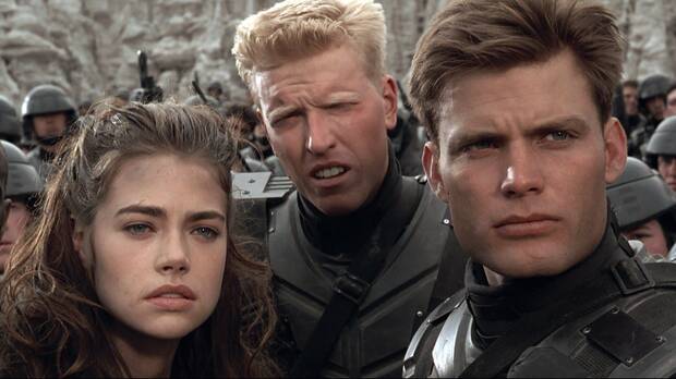 Denise Richards, Jake Busey y Casper van Dien en un fotograma de Starship Troopers