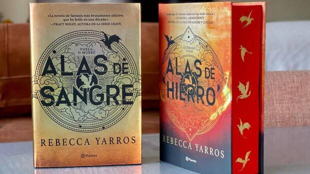 Edición especial de Alas de hierro con las páginas coloreadas