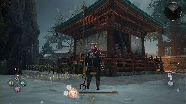 Nioh 3 - Monta�a sagrada profanada, escalera de mano en la parte trasera del edificio con el yokai gigante