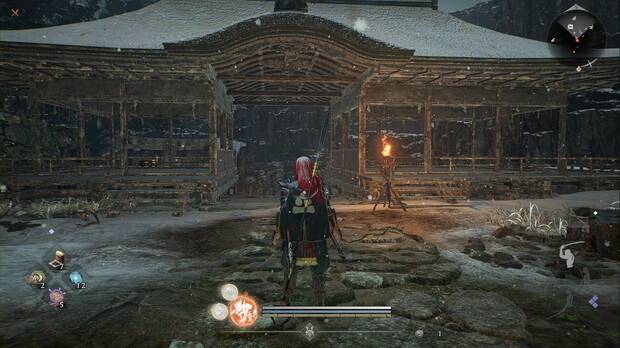 Nioh 3 - Monta�a sagrada profanada, estructura con un tejado, escaleras, un cofre y una amrita junto a Kagetoki Kajiwara