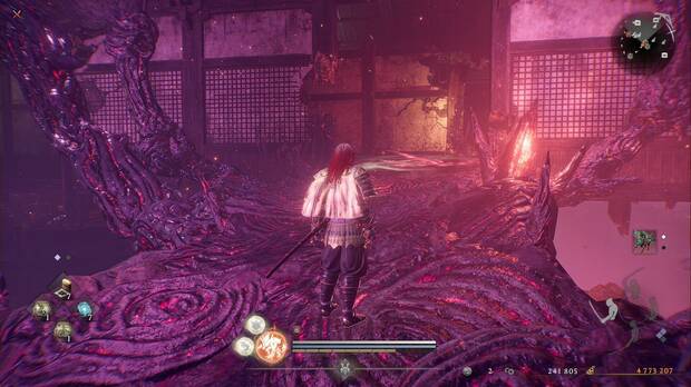 Nioh 3 - Vástago de los dioses, sierras giratorias tras un agujero en lo alto de una pendiente