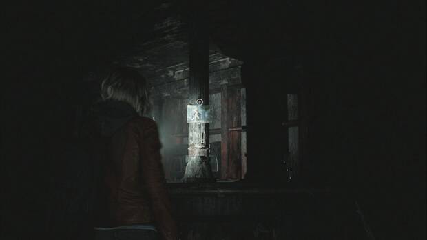 Resident Evil Requiem - Hotel Wrenwood, foto  en la barra del bar de la planta baja del hotel tras la que est� la llave de la puerta sur