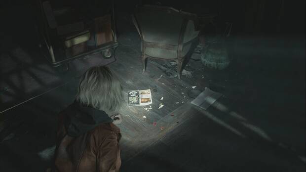 Resident Evil Requiem - Hotel Wrenwood, Folleto del hotel en la zona del suelo de la Recepción del hotel