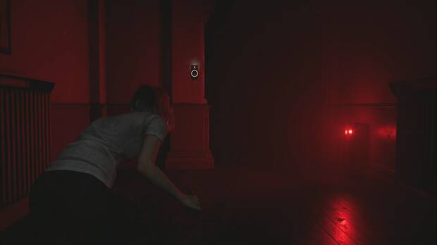 Resident Evil Requiem - Centro de pacientes, interruptor rojo en el camino hacia el oeste por el pasillo