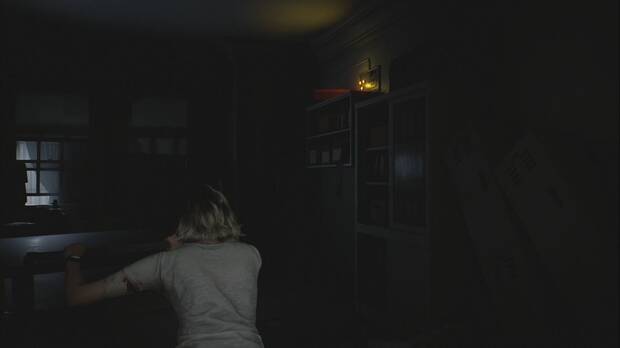 Resident Evil Requiem - Centro de pacientes, Grace mueve el carrito hacia la caja de herramientas de la esquina de personal