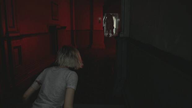 Resident Evil Requiem - Centro de pacientes, el monstruo acecha a Grace desde el pasillo oeste