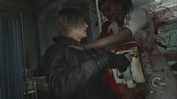 Resident Evil Requiem - Centro de pacientes (II), Leon usa una motosierra para atacar a uno de los infectados