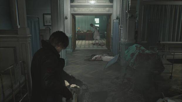 Resident Evil Requiem - Centro de pacientes (II), aparecen más infectados en la sala mientras Leon empuña la motosierra