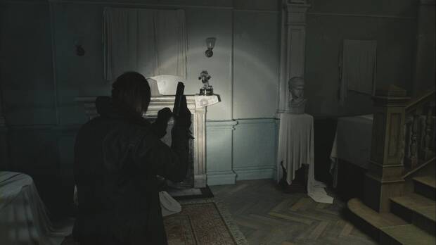 Resident Evil Requiem - Centro de pacientes (II), ubicación del primer Mr. Raccoon en el Centro de pacientes, junto a las escaleras por las que debes subir