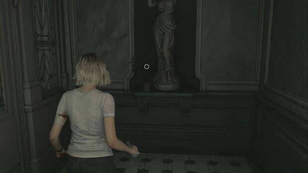 Resident Evil Requiem - Centro de pacientes (III), hierba verde junto a la estatua de la esquina suroeste del Salón central