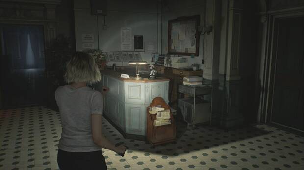 Resident Evil Requiem - Mr Raccon en el Centro de pacientes (III), figura en la recepción del Salón del ala este de la planta baja