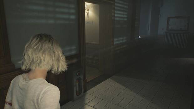 Resident Evil Requiem - Centro de pacientes (III), escaleras para subir a la zona suroeste de la primera planta del Centro de pacientes