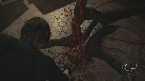 Resident Evil Requiem - Centro de pacientes (IV), Leon remata a un enemigo con el hacha