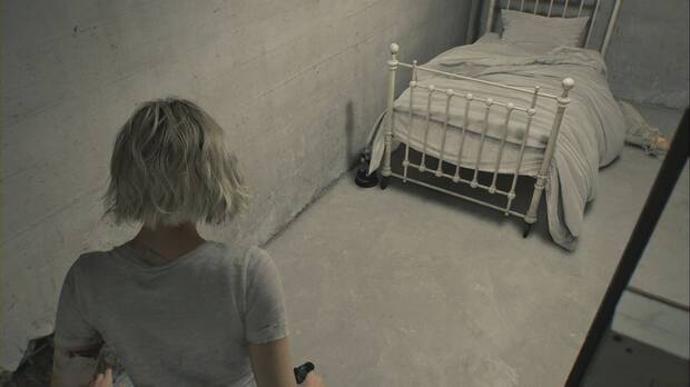 Resident Evil Requiem - Mr. Raccoon en el Centro de pacientes, ubicación del Mr. Raccoon junto a la cama de la habitación sur de la Sala de farmacia