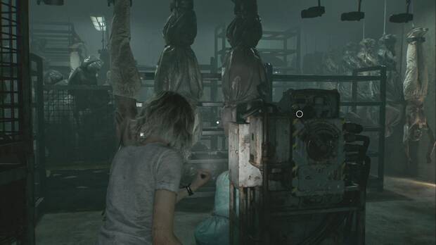 Resident Evil Requiem - Centro de pacientes (V), cuerpos colgando de los ganchos en la zona de inspecci�n, donde se pueden ver algunos espacios donde colarte
