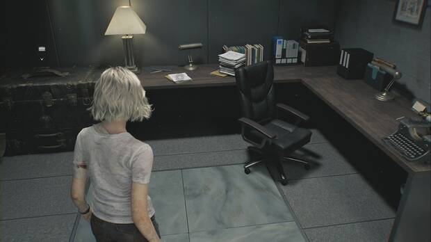 Resident Evil Requiem - Centro de pacientes (V), documento Investigación de Spencer II en la mesa entre el baúl y la máquina de escribir del sótano secreto de la casa del patio