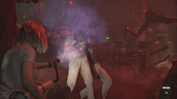 Resident Evil Requiem - Centro de pacientes (V), Grace usa los contenedores de residuos para eliminar a los zombis