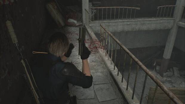 Resident Evil Requiem - Este de Raccoon City, barandilla rota en la primera planta de los Apartamentos Cedarbrook por donde se baja a la planta baja por otro lado<br/></div>
