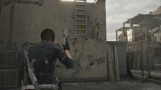 Resident Evil Requiem - Este de Raccon City, escalera de mano que se puede hacer bajar de un tiro en la azotea del Edificio Grimstone
