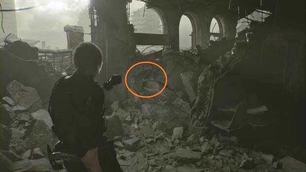 Resident Evil Requiem - R.P.D., ubicaci�n del Mr. Raccoon entre los escombros de la pared oeste de la Sala de operaciones