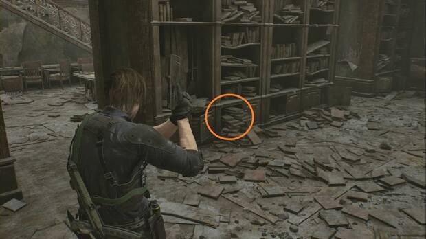 Resident Evil Requiem - R.P.D., ubicaci�n del Mr. Raccoon oculto en la biblioteca de la primera planta de la comisar�a, entre unos libros en la base de la estanter�a central