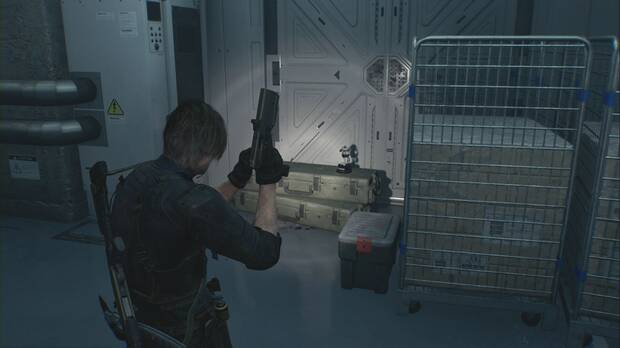 Resident Evil Requiem - ARK, Mr. Raccoon en el pasillo inicial de ARK, justo antes de bajar las primeras escaleras del pasillo de la Sala de personal