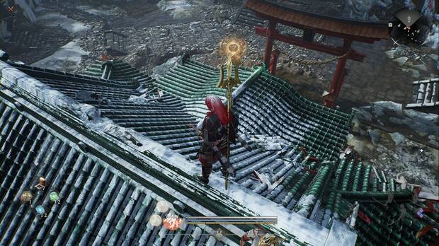 Nioh 3 - Santuario diab�lico  abandonado, kdama en el tejado del edificio sobre el santuario de la puerta de Nishiro, frente a una puerta torii