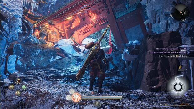 Nioh 3 - Ciudad helada, �rbol ardiente: salida de la zona de la charca f�tida a trav�s de un arco en llamas detr�s del Yukinyudo