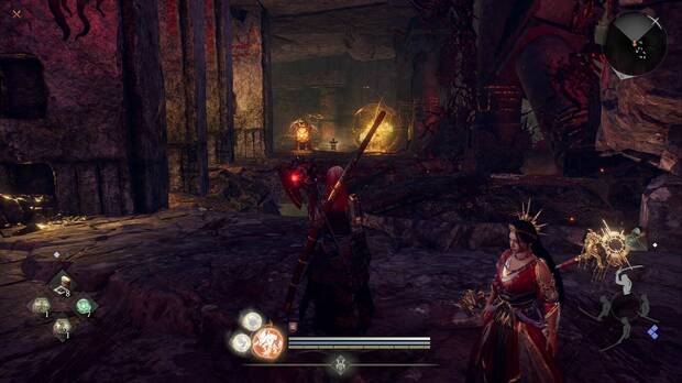 Nioh 3 - Ra�ces oscuras, estatuas lanzando bolas de fuego en una de las plataformas inferiores