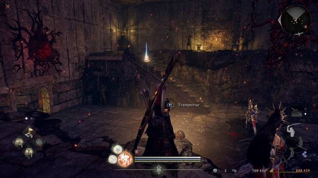 Nioh 3 - Ra�ces oscuras, caja de piedras espirituales y pedestal en la pared opuesta de la sala de los tres caminos