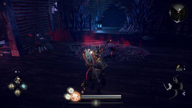 Nioh 3 - Templo maldito, agujero en la pared del primer edificio que lleva a un cofre, con un pegote de pinchos justo antes del agujero