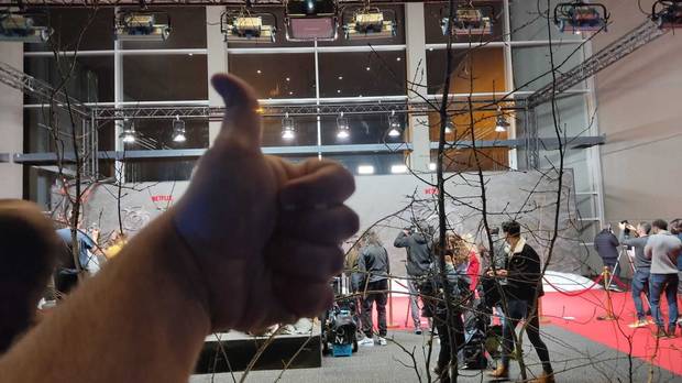 La mano de Reseñas Cortas en el evento de la segunda temporada de la serie 'The Witcher'.