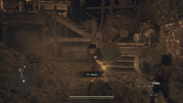 Dragon's Dogma 2 - El despertar en prisión: el personaje principal carga con una roca