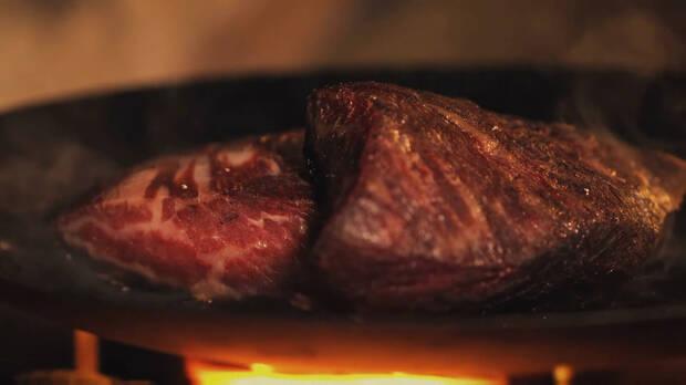 Sí, la escena que aparece al cocinar en un campamento es un vídeo de un filete real.