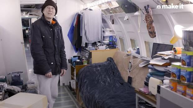 Interior del avi�n en el que vive Bruce Campbell