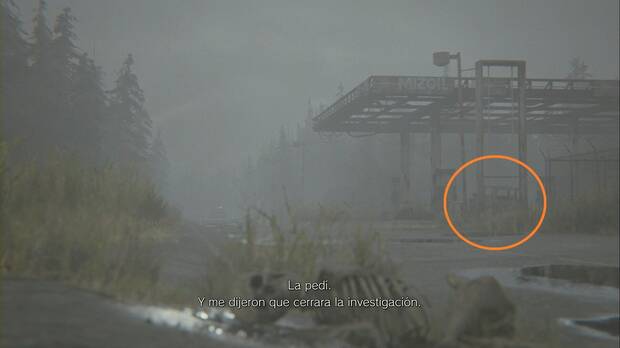 Resident Evil Requiem - Easter eggs, restos del jeep de Leon de la intro de Resident Evil 2 Remake en un lado del camino