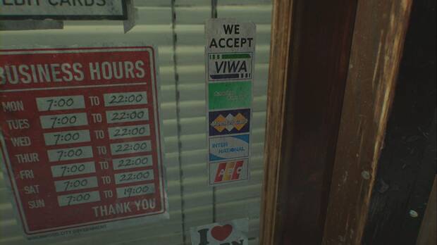 Resident Evil Requiem - Easter eggs, carteles de marcas en una de las tiendas de la calle principal de Wrenwood