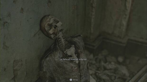 Resident Evil Requiem - Easter eggs, esqueleto sin mand�bula en la esquina suroeste de la planta baja de la comisar�a