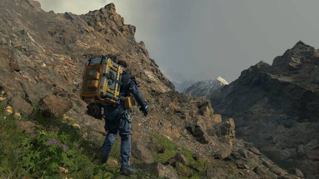 En el tráiler, Sam Porter Bridges (Norman Reedus) debe recorrer grandes distancias y surcar los más variados paisajes para hacer entregas.