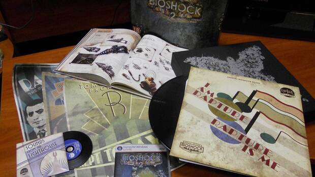 Un despliegue de la BioShock 2 Special Edition con el vinilo del primer juego y el CD con la m�sica del segundo.