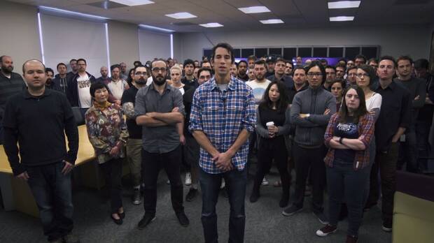 Parte del equipo, con Ted Price al frente. Esta imagen pertenece a un vídeo de 2017 en el que Insomniac se opone a las leyes de inmigración de Donald Trump, explicando que el talento del estudio viene de diferentes países.