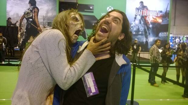 Maeso atacado por una zombi en un E3.