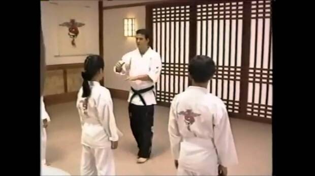 Qu fue de los Power Rangers originales?: Austin St. John en una de sus clases como instructor de artes marciales