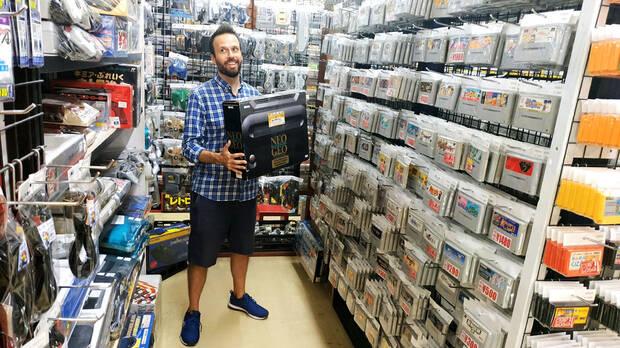 Boscá con una Neo Geo AES.