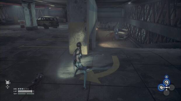 Stellar Blade - Adam el carroñero: rampa por la que bajar por el parking cerca de la reja hacia las escaleras
