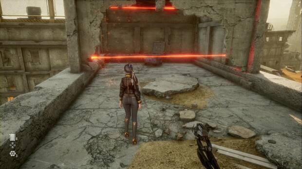 Stellar Blade - Latas en el Gran Desierto: pared destrozada en una de las azoteas de la ciudad en ruinas donde se puede ver la caja con la lata Escarcha Potencial
