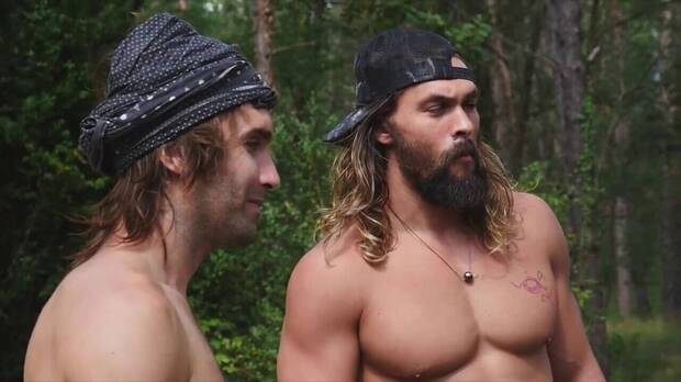Jason Momoa con el escalador profesional Chris Sharma